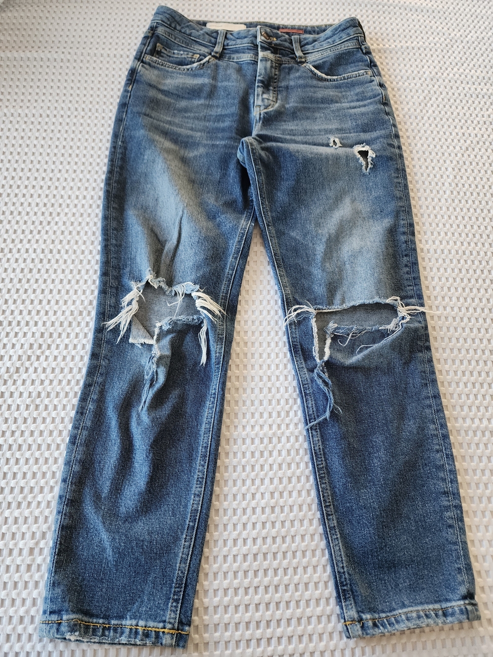 Women's Anthropologie Distressed Denim Jeans. Size 27
